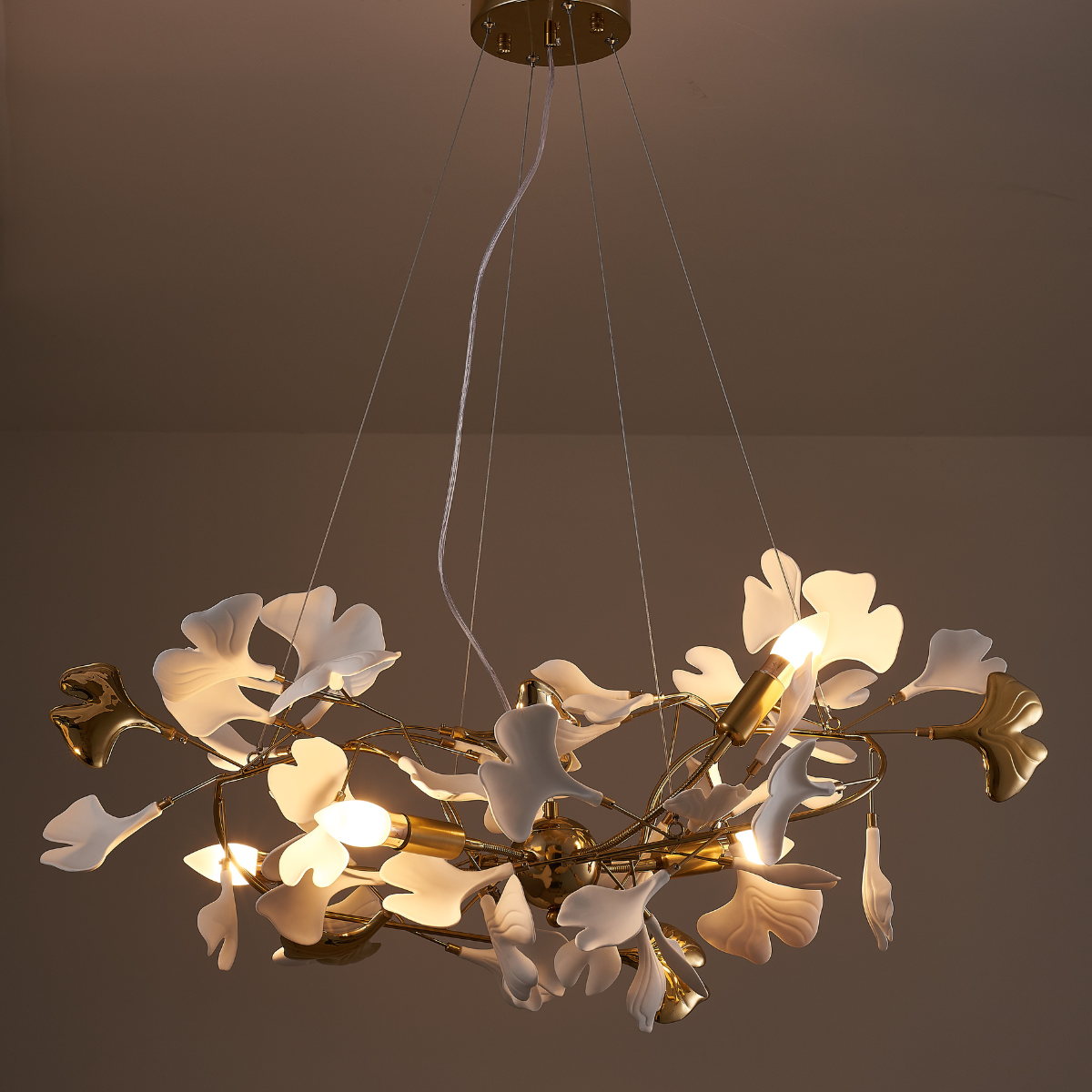 OliviaLeaf - Elegant taklampa i ginkgo-form