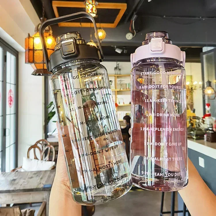 2L Bärbar Sport-Vattenflaska med Sugrör och Tidsangivelser
