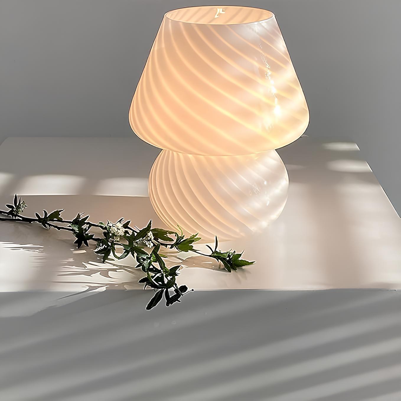 Sarah Elegante Handblåst Bordslampa för en Stämningsfull Inredning