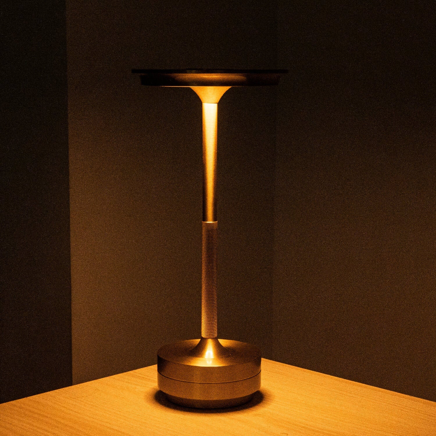 Ambient Metallic Trådlös Bordslampa