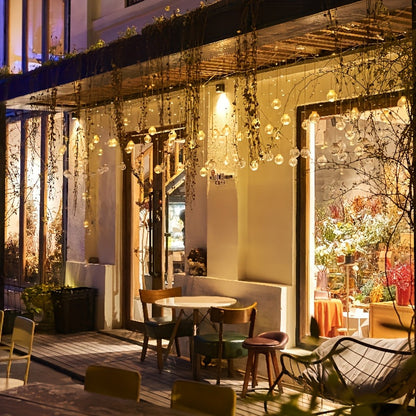 Färgglada ljus med hängande globprydnader