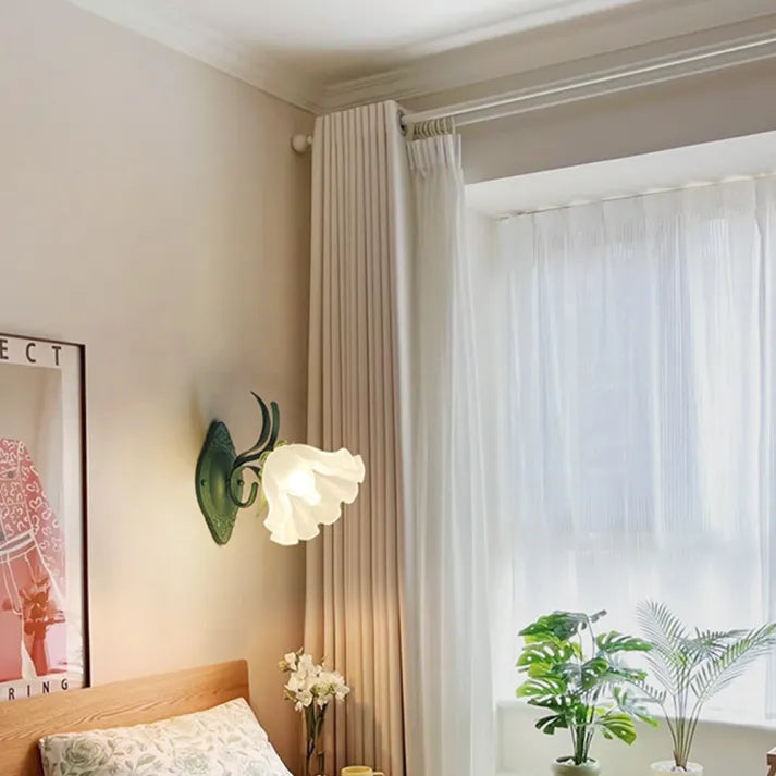 LilyGlow – Vägglampa med Blommönster