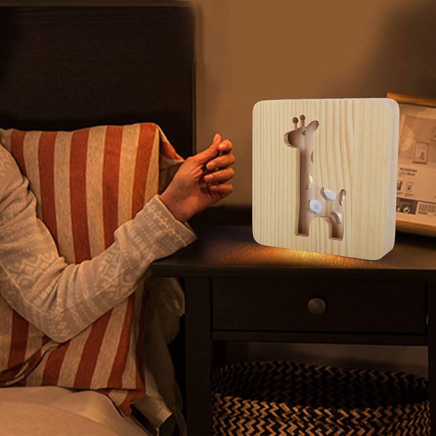 Barns nattbordslampa i trä – Varmt ljus för lugna nätter