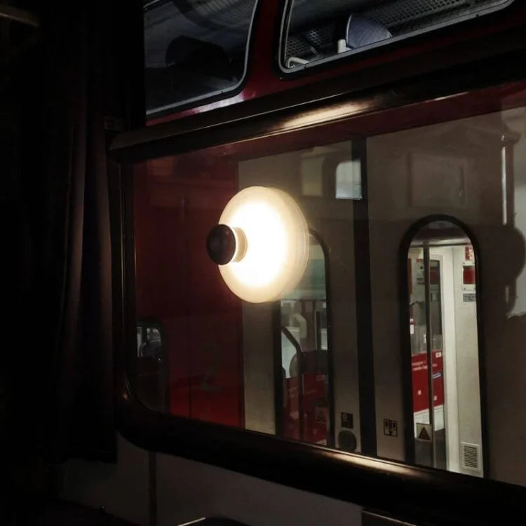 LED vägglampa med uppladdningsbart sugfäste