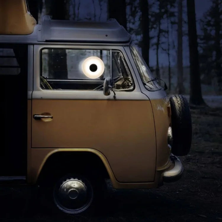 LED vägglampa med uppladdningsbart sugfäste