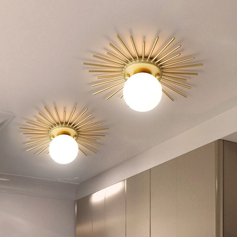 Guldfärgad Sferisk Taklampa med Frostat Glas