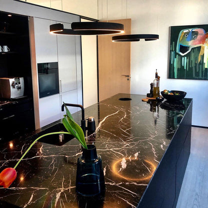 Luna LED Rund Hänglampa – Svart/Guld Metall