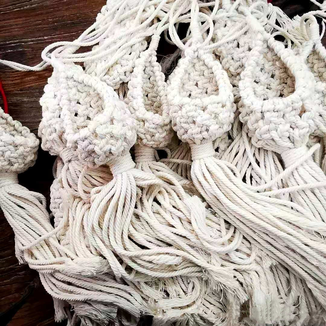 Handgjord makramé växtupphängning – Dekorativ upphängning för växter i boho-stil