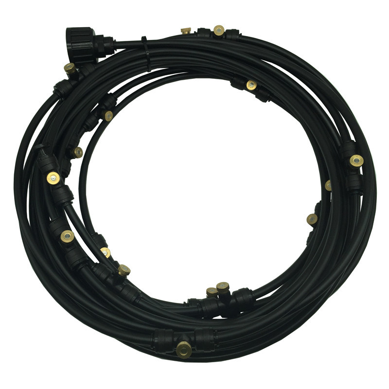 Sprinklersystem – Vattenslang med sprutmunstycken för svalkande uppfriskning i trädgården