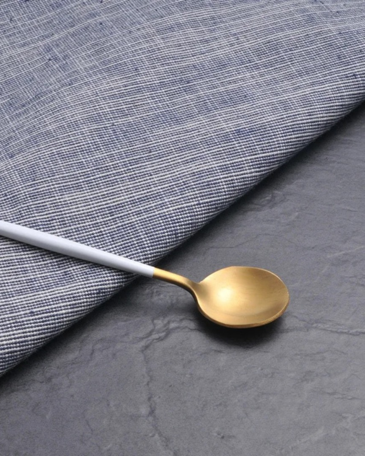 Carvallo Lumine – Lyxigt Bestickset med Guldaccenter och Matt Svarta Handtag