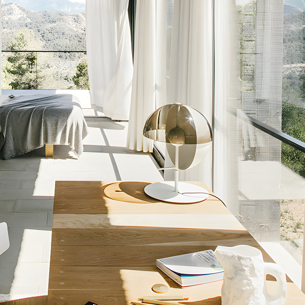 Themis - Bordslampa med Vertikalt Design och Horisontell Rökt Glaskupa