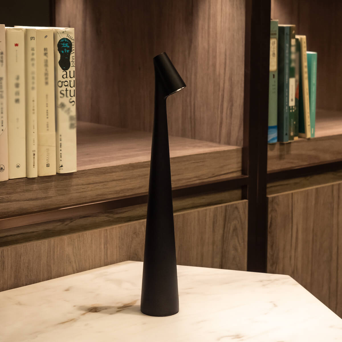 GlowContour – Stilren skrivbordslampa med skulpterad design
