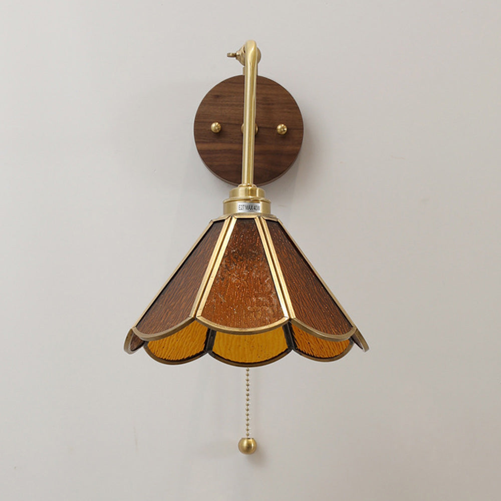 Vägglampa med vintage mässingsglashätta