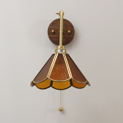 Vägglampa med vintage mässingsglashätta