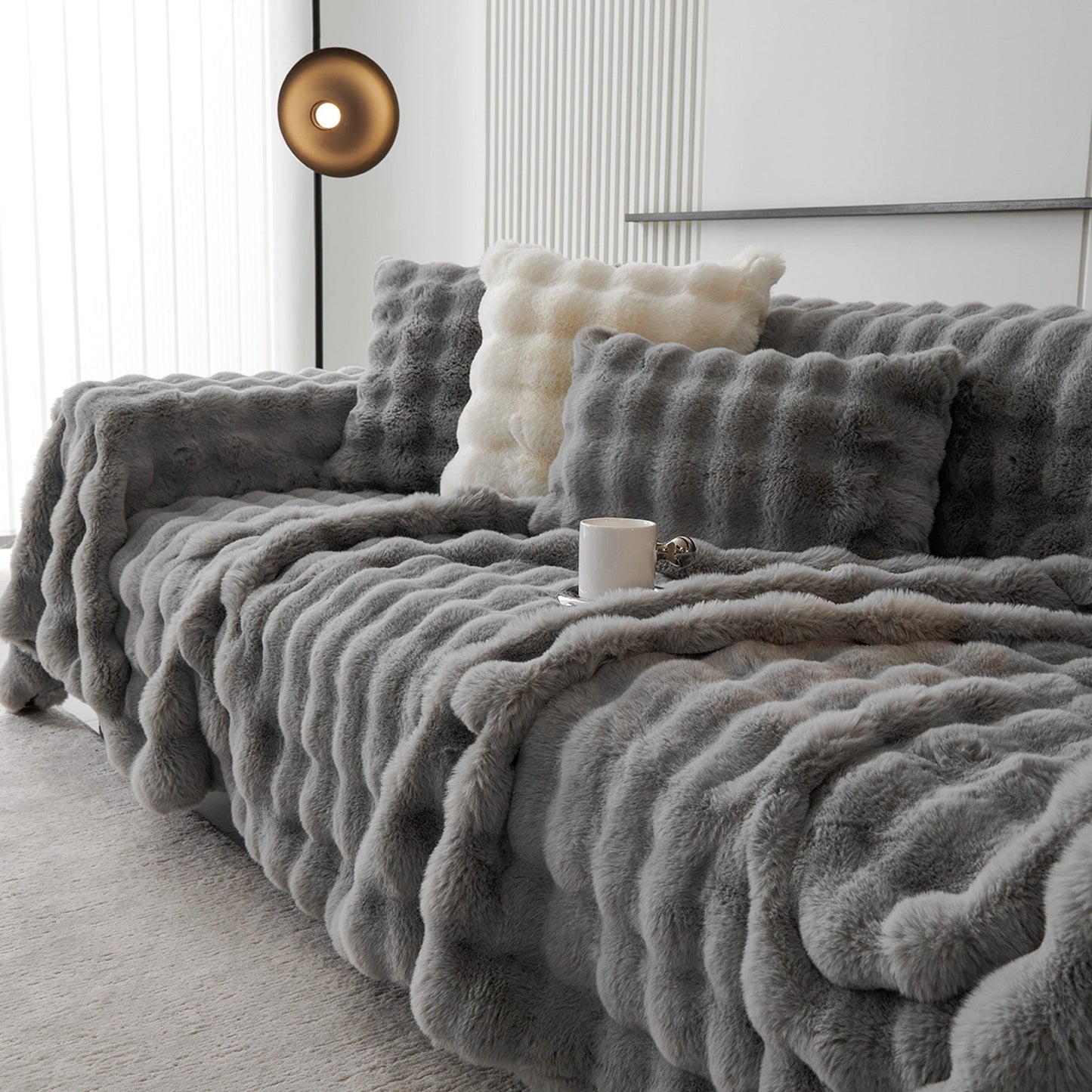 Luxe Ripple Faux Fur Sofföverdrag - Modernt, Stilrent & Hållbart Soffaskydd