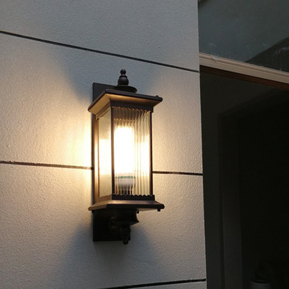 Utomhusvägglampa med rektangulär retrohölje