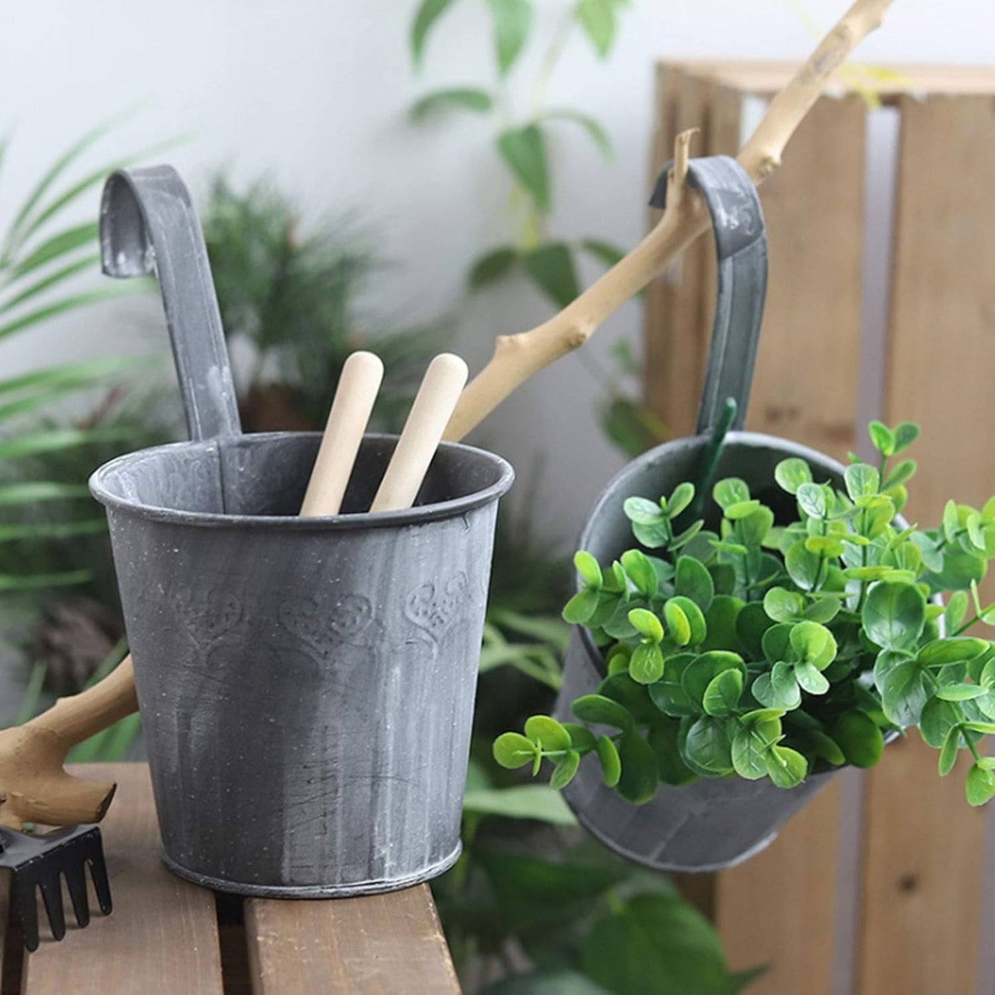 Hängande metallblomkruka i vintage design – Dekorativ blomkruka för inomhus- och utomhusbruk