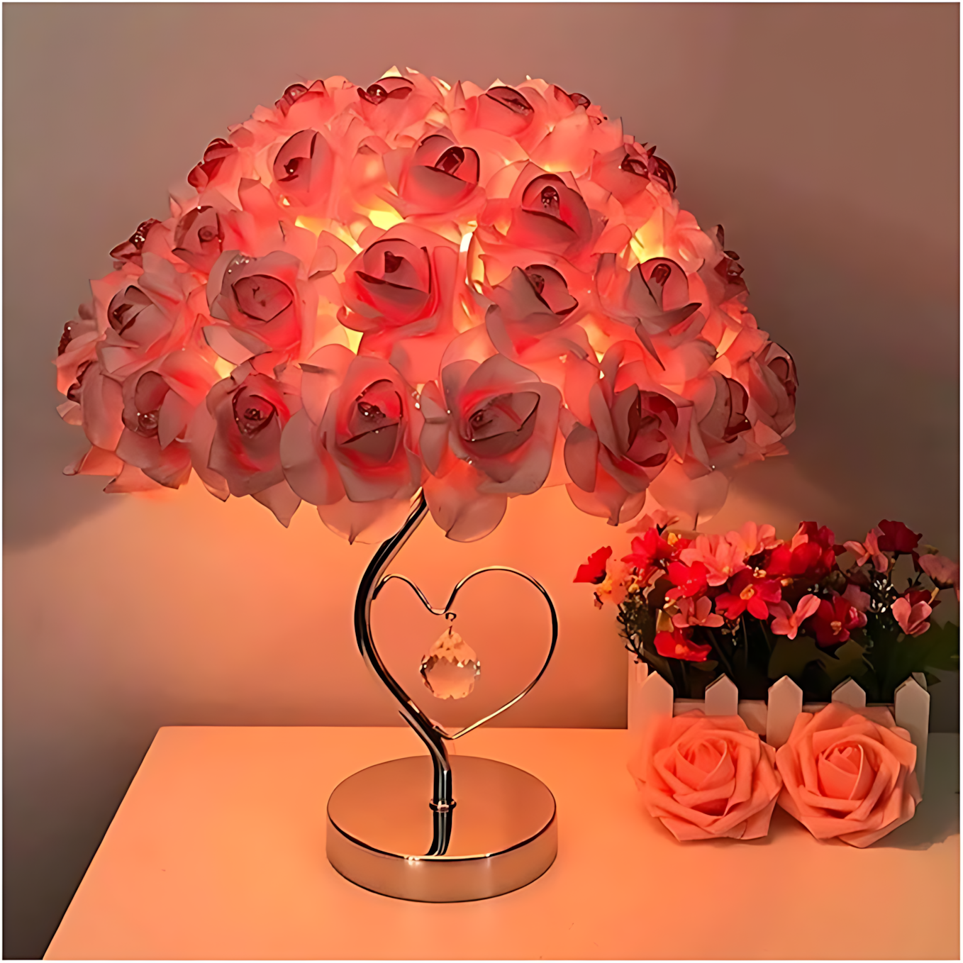 RoseGlow – Dekorativ lampa med elegant blommönsterdesign och stilren bas för alla rum