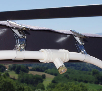 Sprinklersystem – Vattenslang med sprutmunstycken för svalkande uppfriskning i trädgården