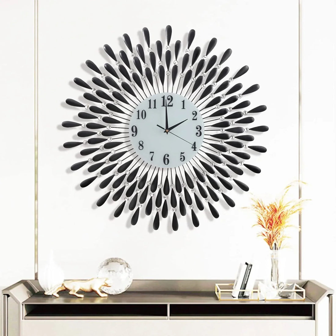 RayBloom – Elegant väggklocka med strålande form och ljudlös urverk