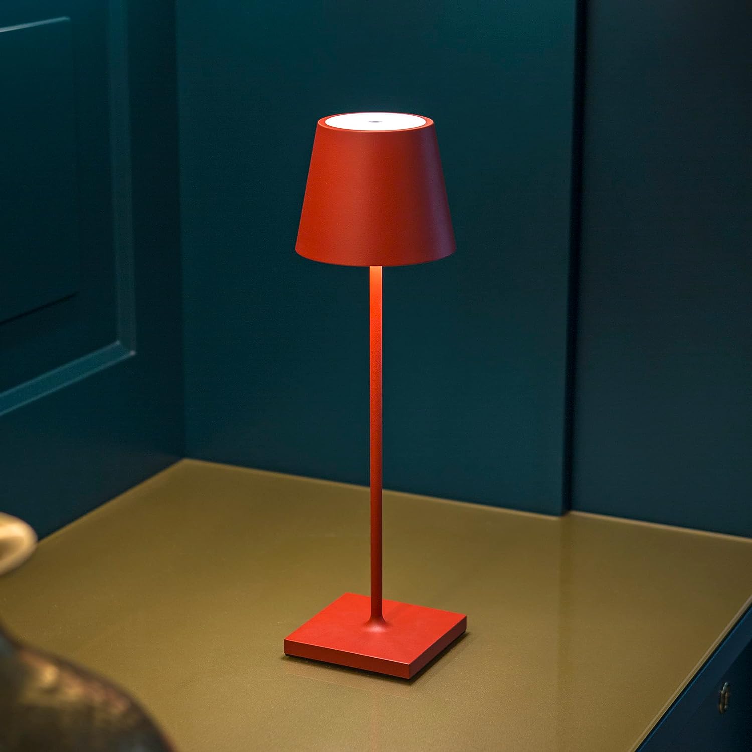 Lång bordslampa med dimbar belysning