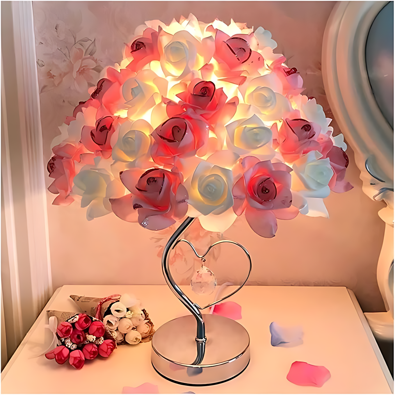 RoseGlow – Dekorativ lampa med elegant blommönsterdesign och stilren bas för alla rum