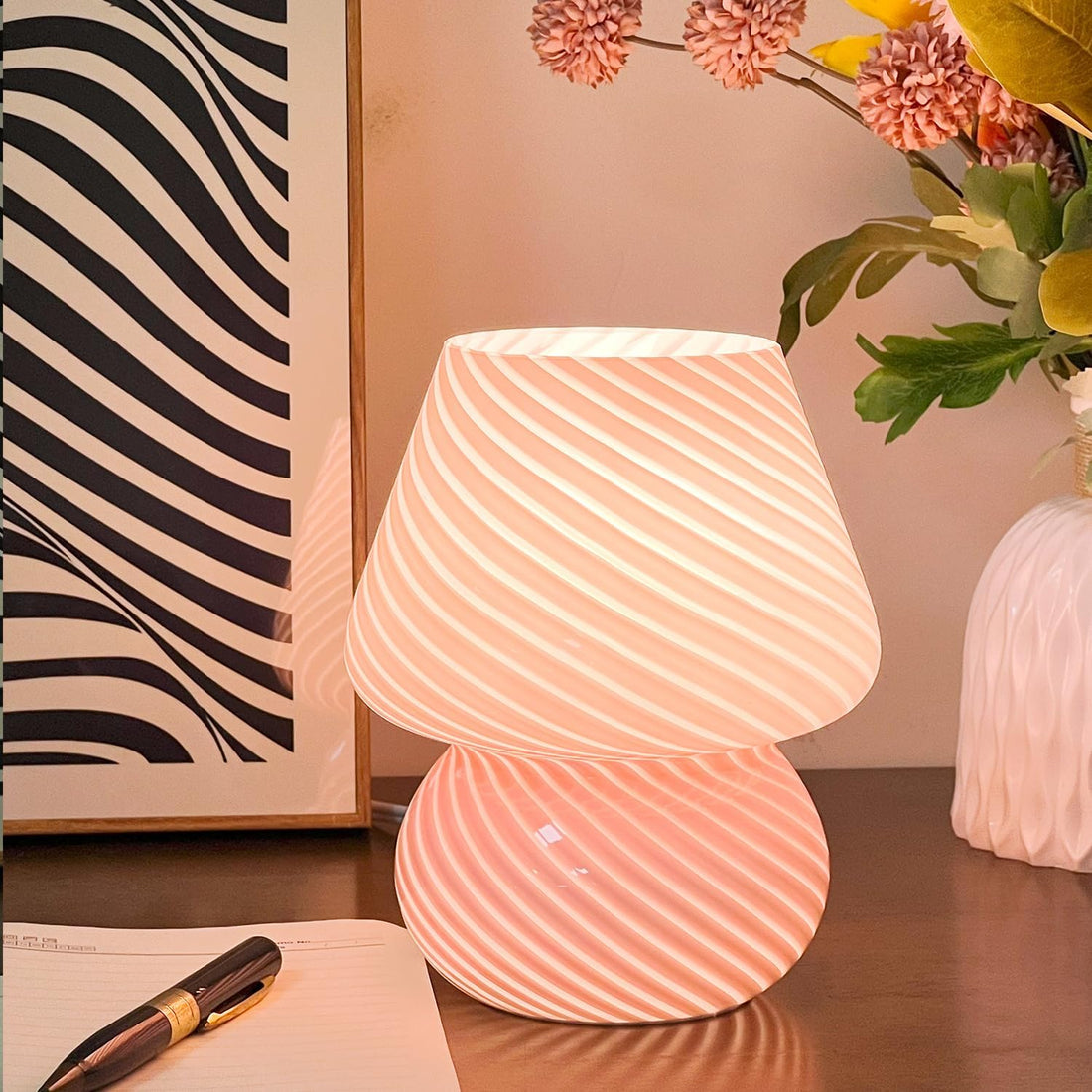 Sarah Elegante Handblåst Bordslampa för en Stämningsfull Inredning