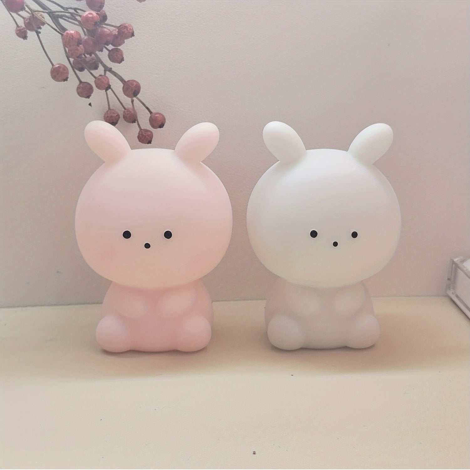 BunnyBright - Grotekop Kanin LED Bordslampa med Batteridrivning och Anime Design