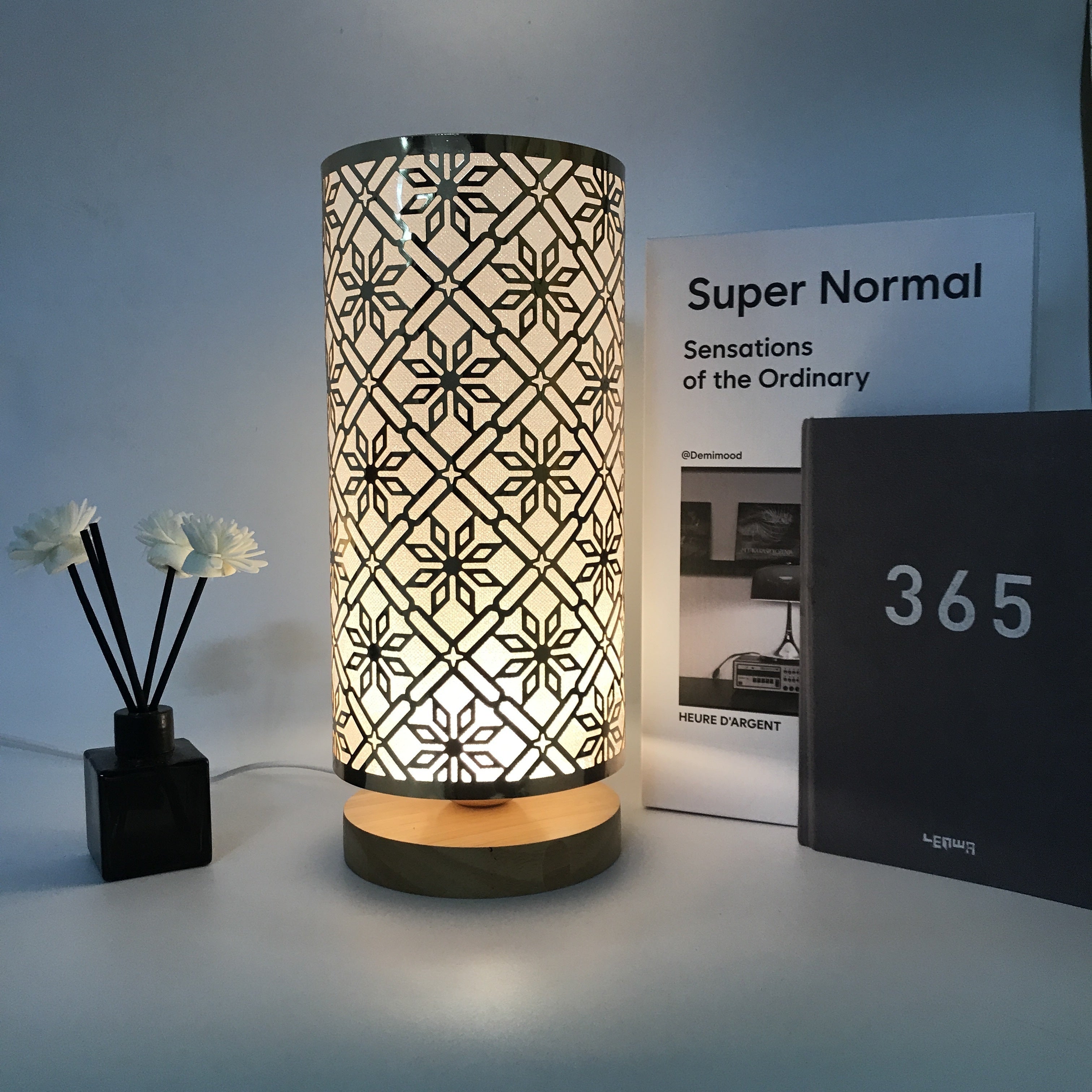LumiPattern - Modern USB-driven Bordslampa, Justerbar Ljusstyrka, Metallram och Plastbelagd Skärm