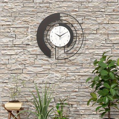 GeoClock - Tyst Geometrisk Väggklocka i Svart Metall