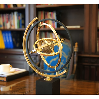 Luxe Globe - Handgjord metalskulptur med marmorbasis för modern inredning