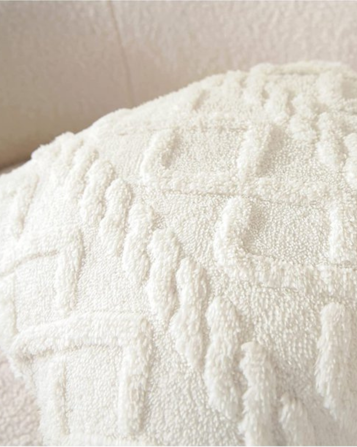 Carvallo – Lyxig Reliefkudde med subtil geometrisk design för en stilren interiör