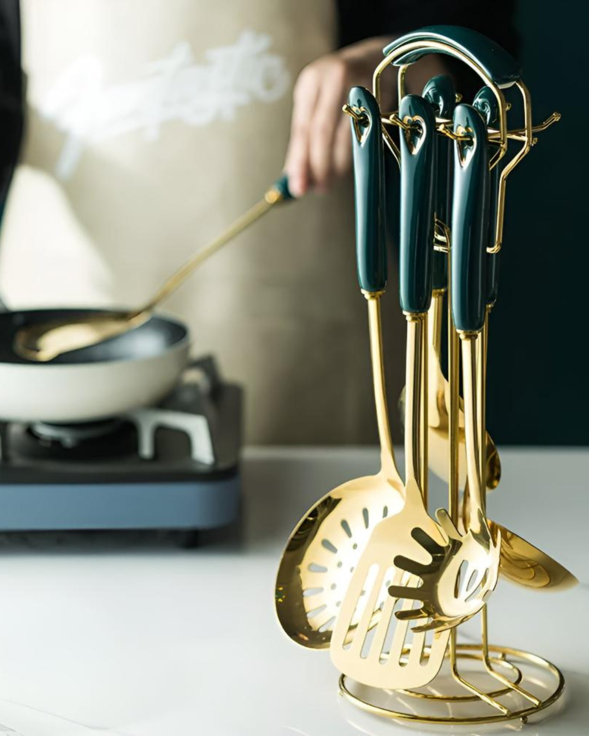 Éclat Gourmet – Lyxigt Kökstillbehör Set med Guld Finish &amp; Smaragdgröna Handtag