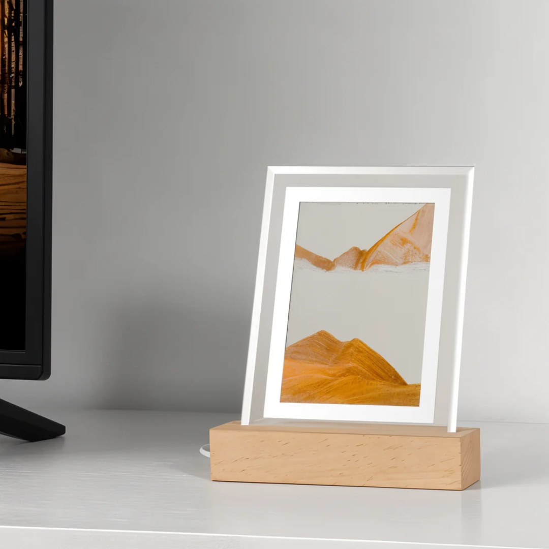 Thyra Sandflow | LED Sängbordslampa med 3D sandbild i träram