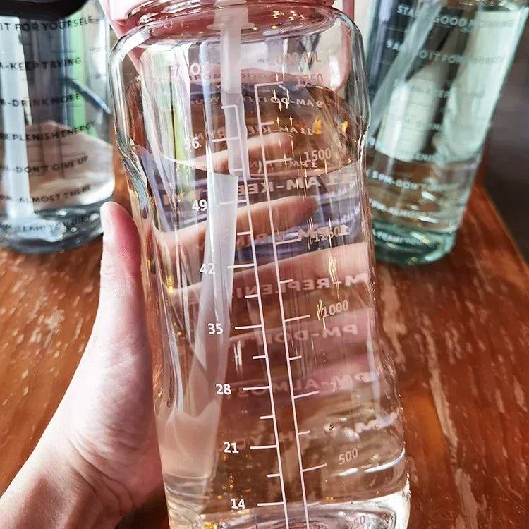 2L Bärbar Sport-Vattenflaska med Sugrör och Tidsangivelser