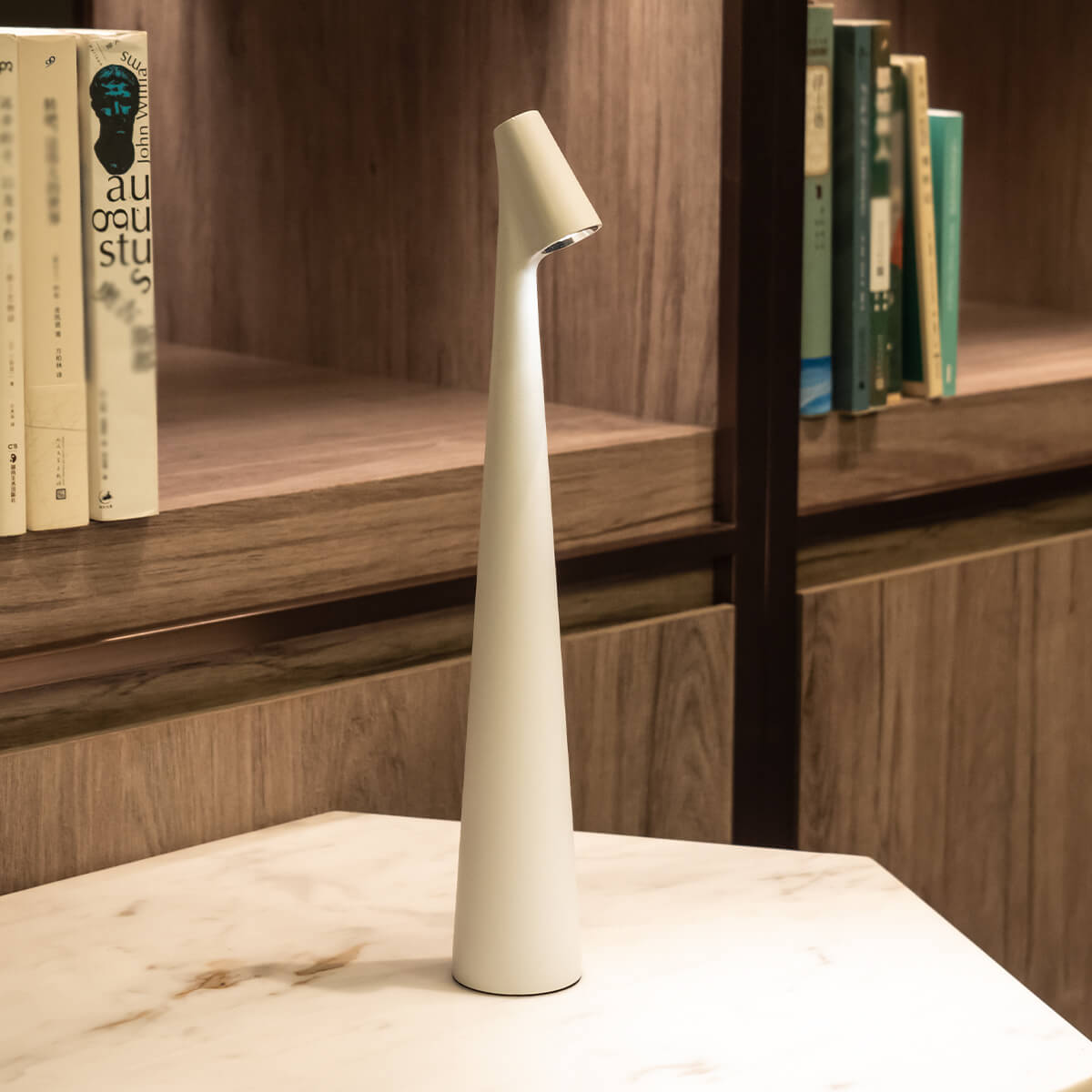 GlowContour – Stilren skrivbordslampa med skulpterad design