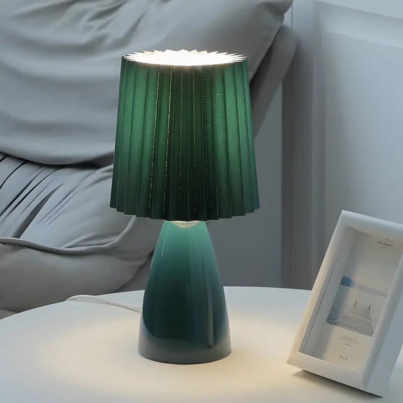 Carvallo - 30 cm veckad bordslampa i tyg med glasbas och USB, dimbar