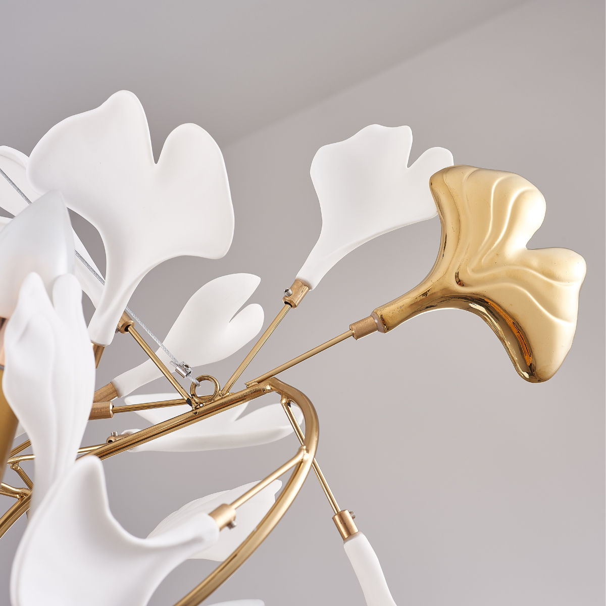 OliviaLeaf - Elegant taklampa i ginkgo-form