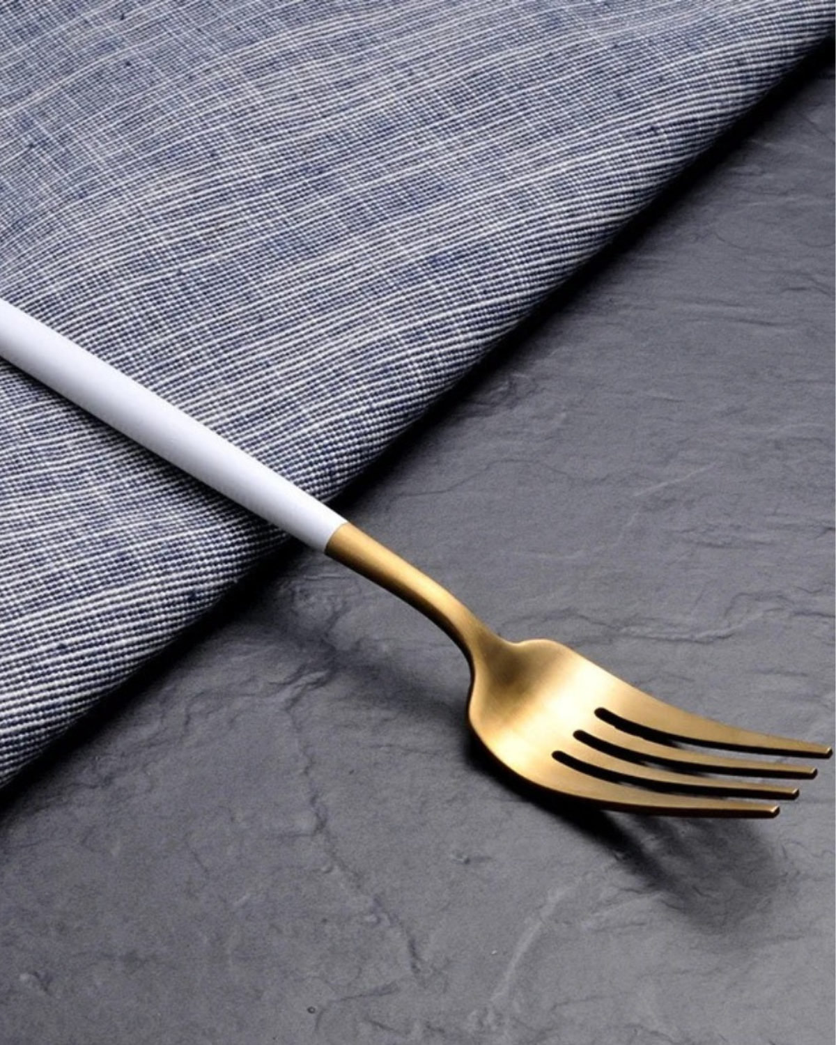 Carvallo Lumine – Lyxigt Bestickset med Guldaccenter och Matt Svarta Handtag