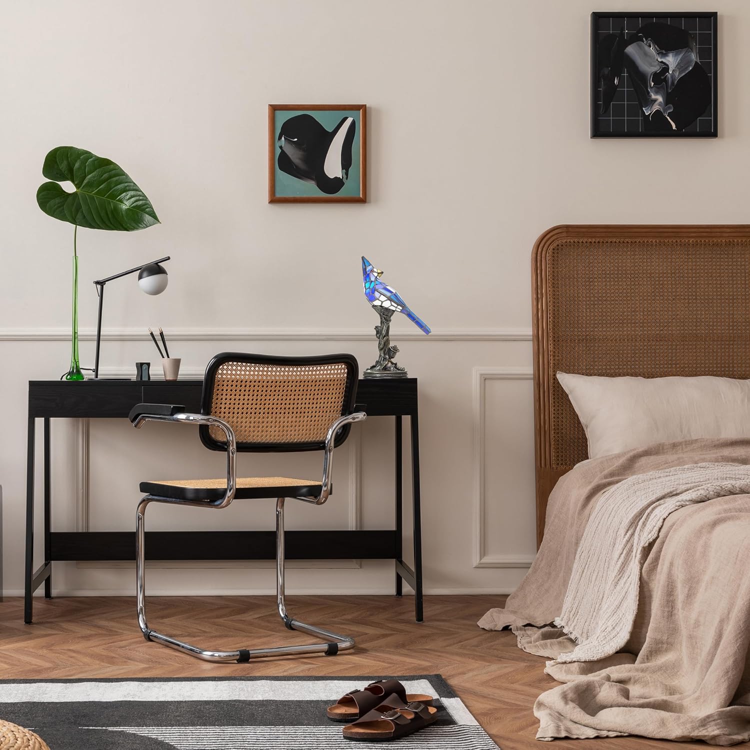 Färgat glas fågel bordslampa bronssockel