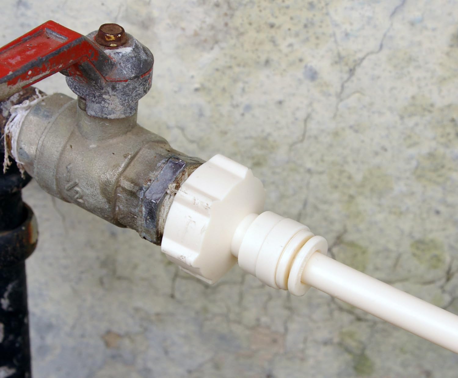 Sprinklersystem – Vattenslang med sprutmunstycken för svalkande uppfriskning i trädgården