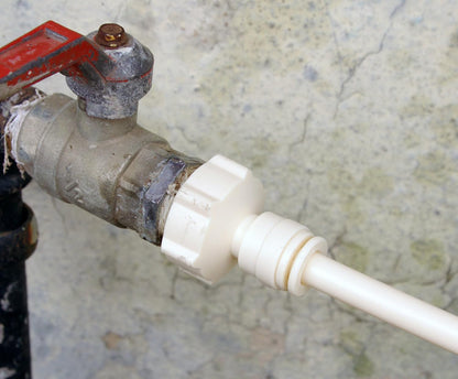 Sprinklersystem – Vattenslang med sprutmunstycken för svalkande uppfriskning i trädgården