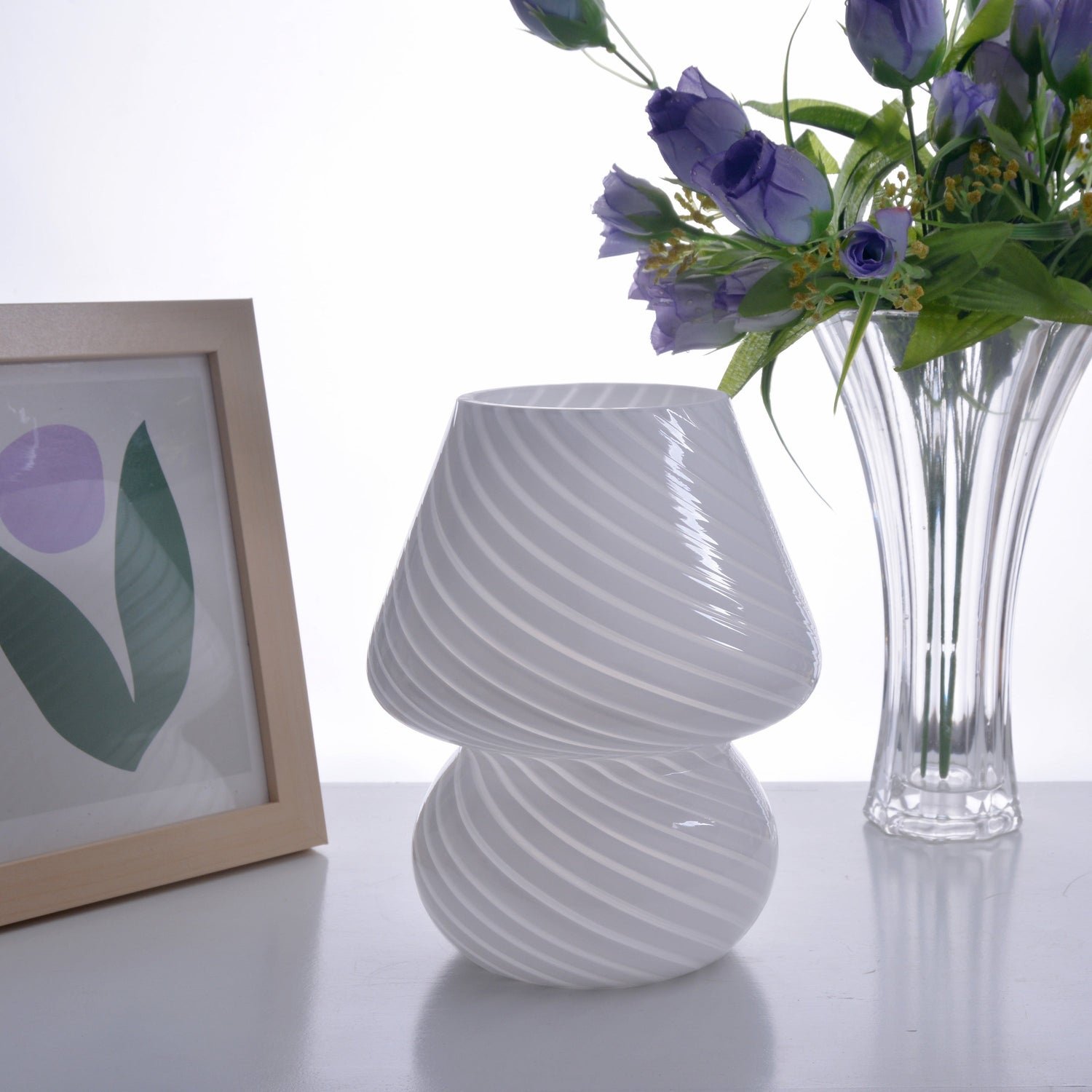 Randig Bordslampa - Atmosfärisk och Tidlös Design