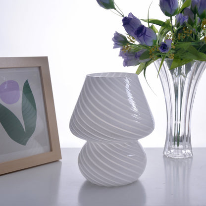 Randig Bordslampa - Atmosfärisk och Tidlös Design