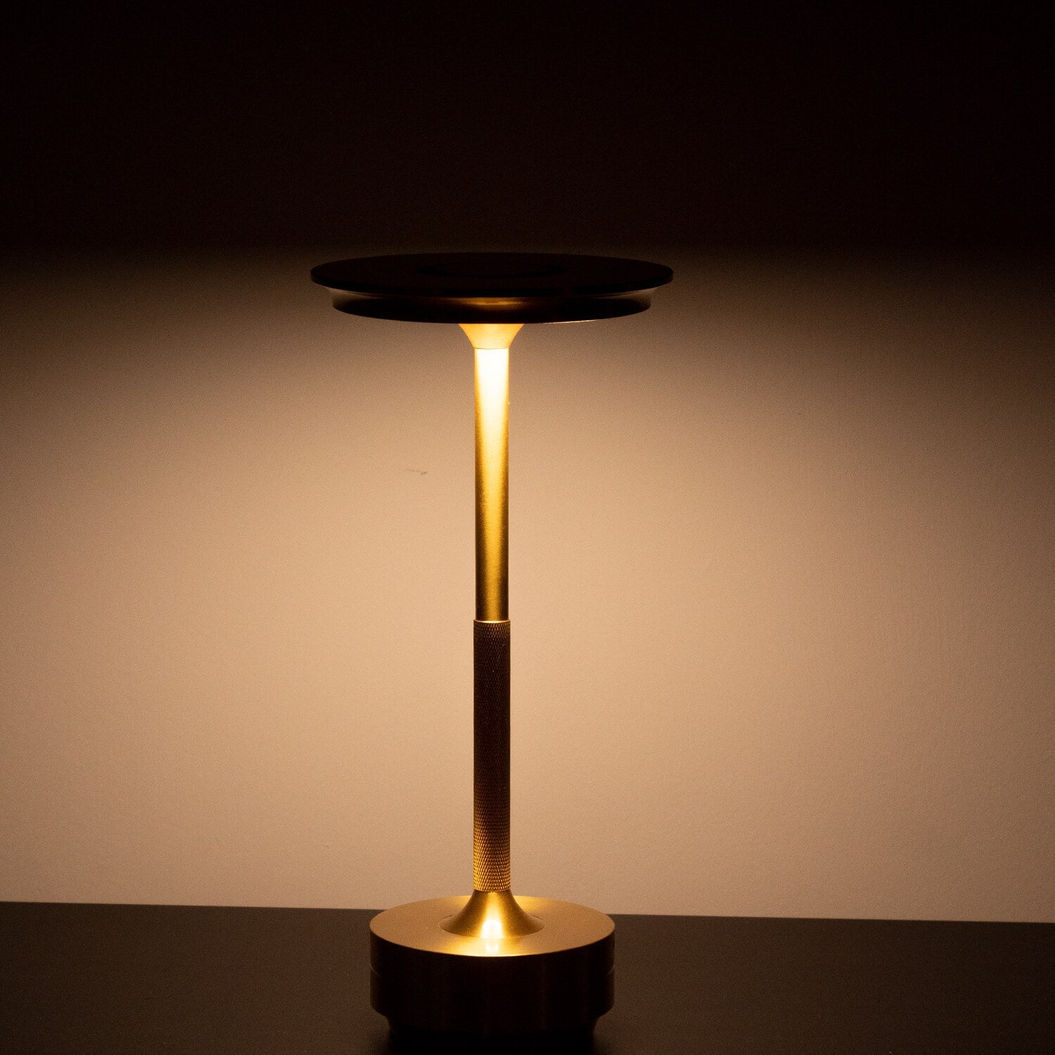 Ambient Metallic Trådlös Bordslampa