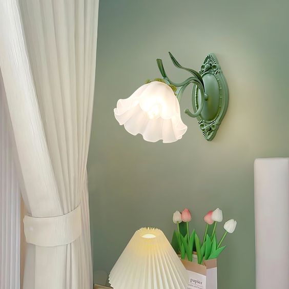 LilyGlow – Vägglampa med Blommönster