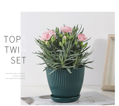 Blomkruka med ribbad struktur och bricka – Stabil plastkruka för växter