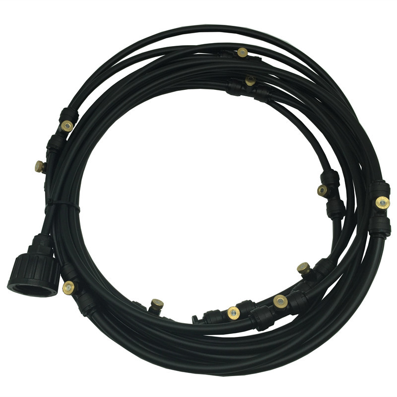 Sprinklersystem – Vattenslang med sprutmunstycken för svalkande uppfriskning i trädgården