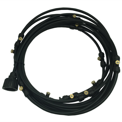 Sprinklersystem – Vattenslang med sprutmunstycken för svalkande uppfriskning i trädgården