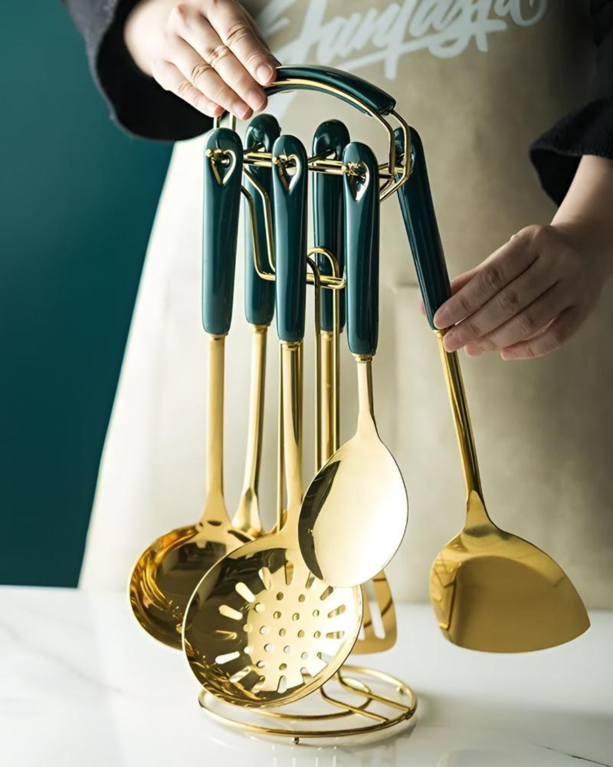 Éclat Gourmet – Lyxigt Kökstillbehör Set med Guld Finish &amp; Smaragdgröna Handtag